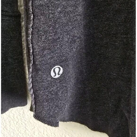 Lululemon Open Your Heart Reversible Top Gray Striped Thumb Holes Est. Size 8 - Picture 4 of 10